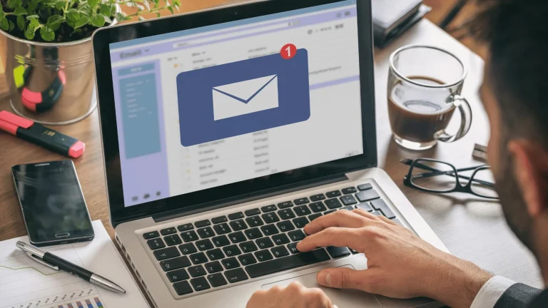 Ordinateur portable avec messagerie ouverte et une notification mail