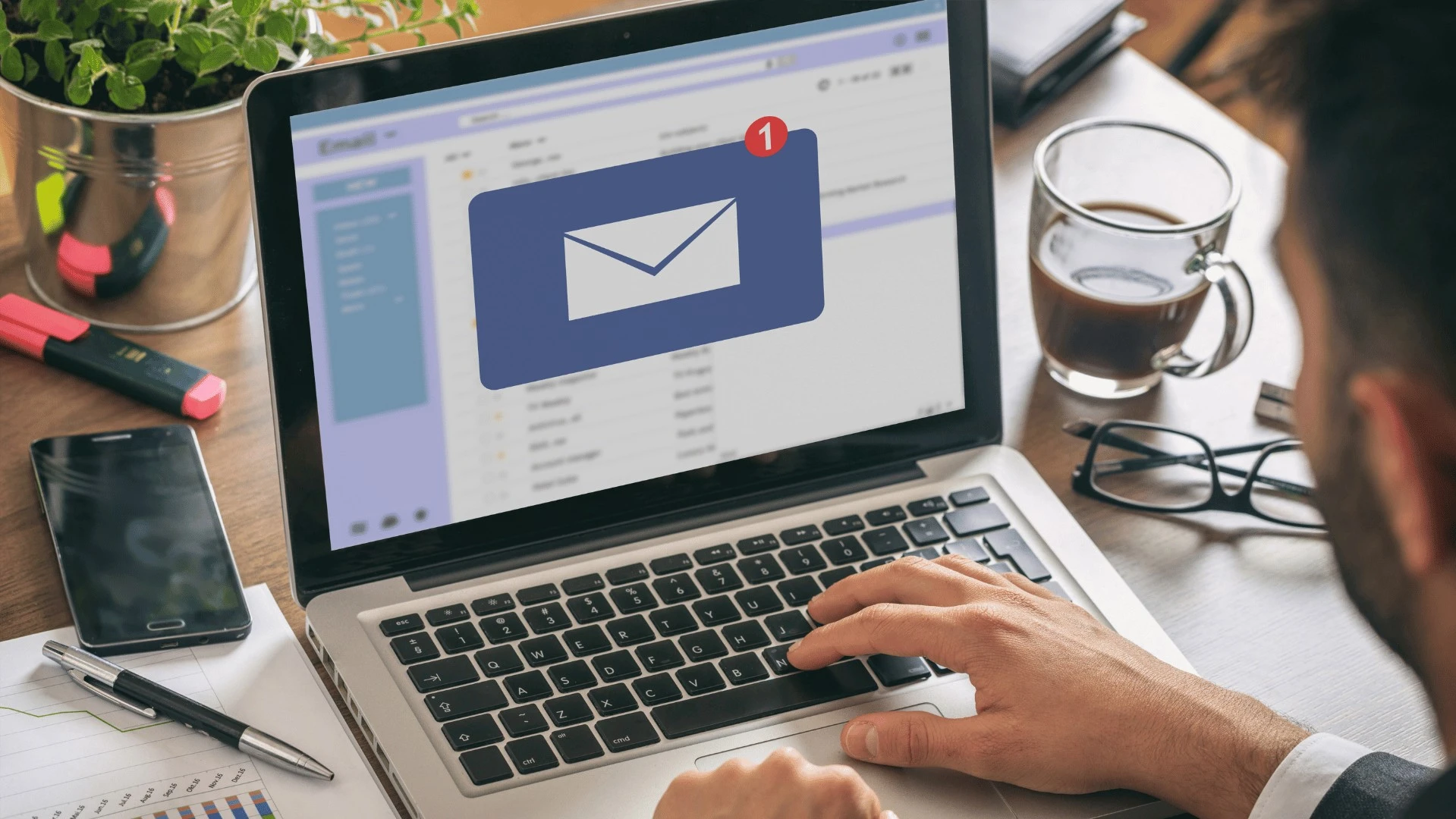 Ordinateur portable avec messagerie ouverte et une notification mail