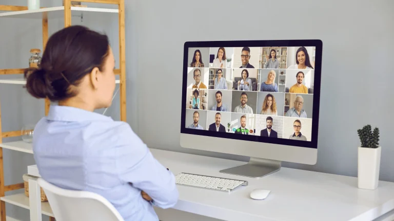 Une collaboratrice en télétravail en visio avec des collègues